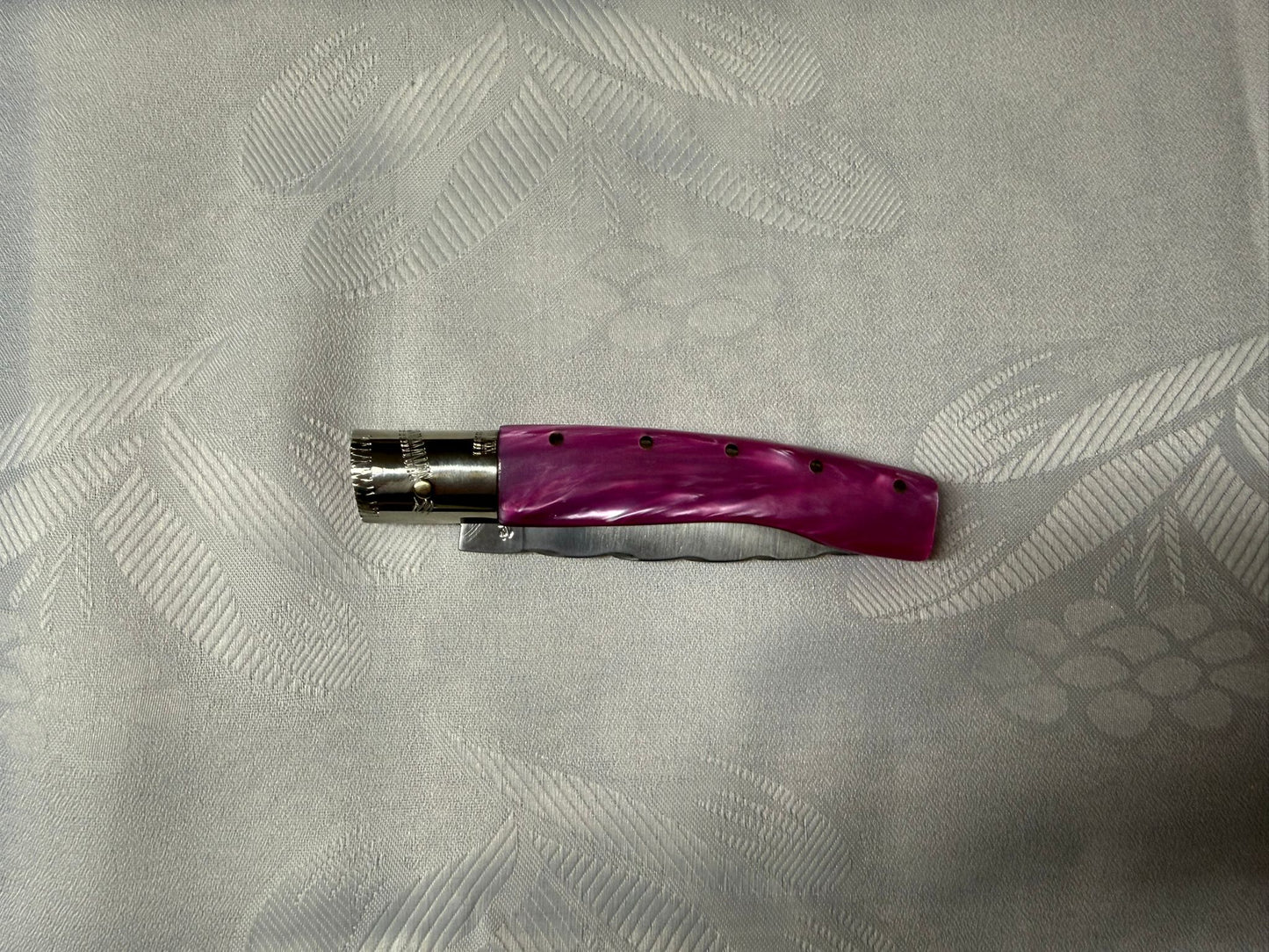 Coltello  pattadese con anima decorata lama 9,4 CM  impugnatura in kirinite rosa.