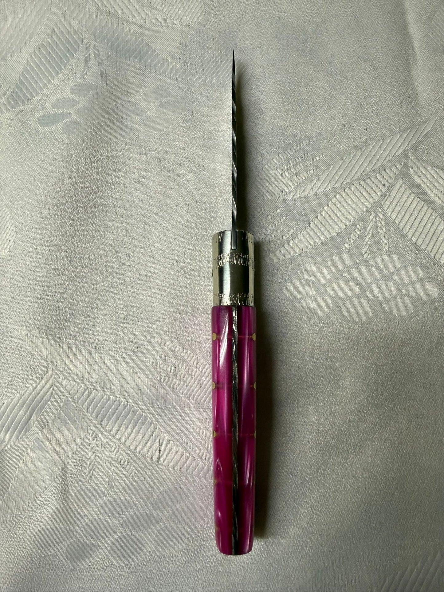 Coltello  pattadese con anima decorata lama 9,4 CM  impugnatura in kirinite rosa.
