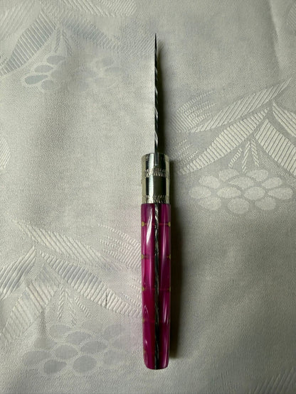 Coltello  pattadese con anima decorata lama 9,4 CM  impugnatura in kirinite rosa.