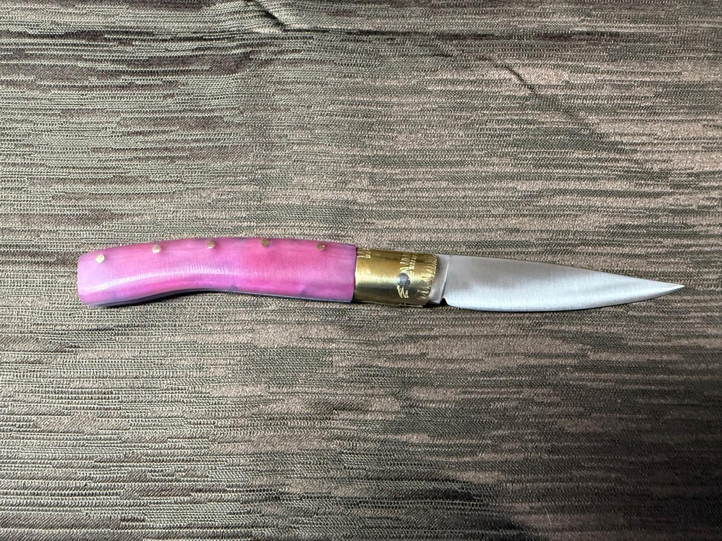 Coltello  pattadese con anima , lama 9,5 CM  impugnatura in resina rosa, con sfumature turchese.