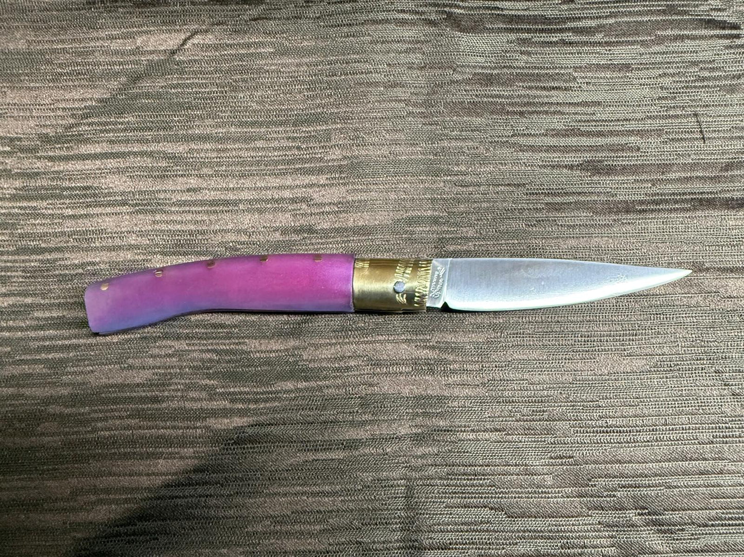 Coltello  pattadese con anima , lama 9,5 CM  impugnatura in resina rosa, con sfumature turchese.