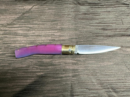 Coltello  pattadese con anima , lama 9,5 CM  impugnatura in resina rosa, con sfumature turchese.