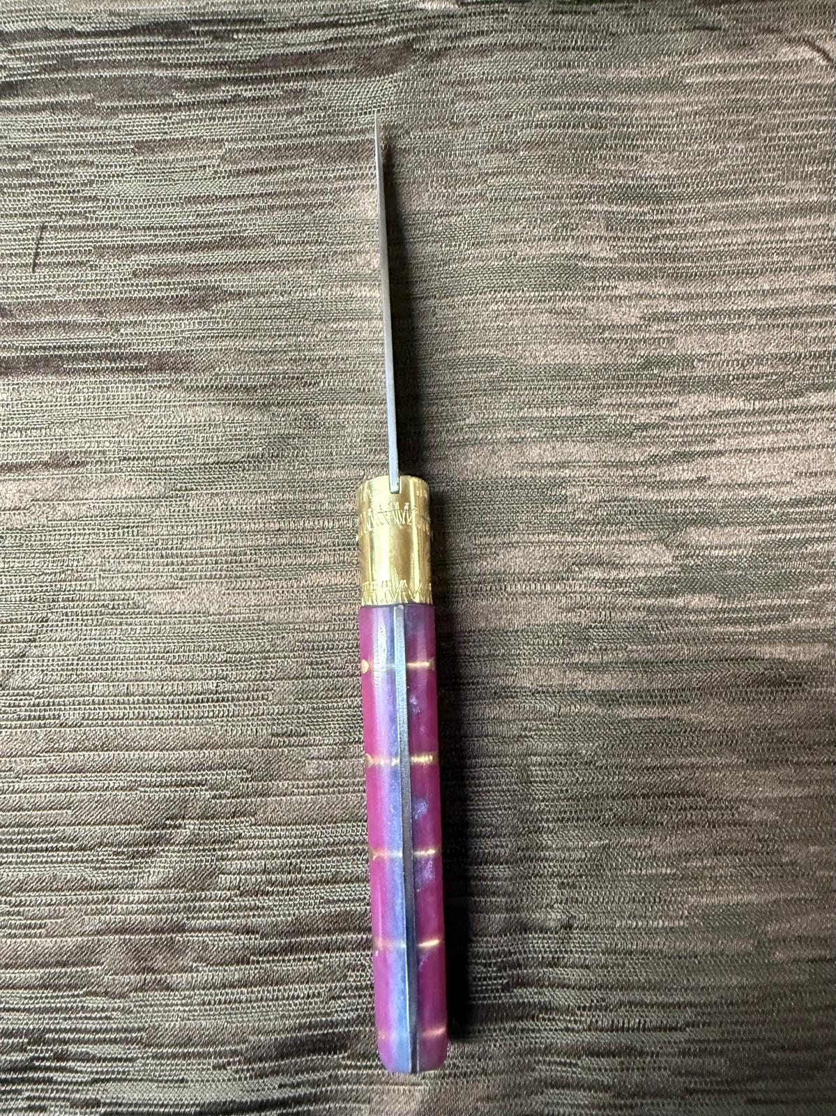 Coltello  pattadese con anima , lama 9,5 CM  impugnatura in resina rosa, con sfumature turchese.
