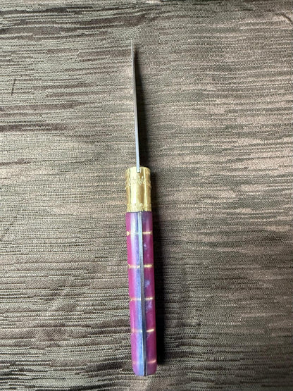Coltello  pattadese con anima , lama 9,5 CM  impugnatura in resina rosa, con sfumature turchese.