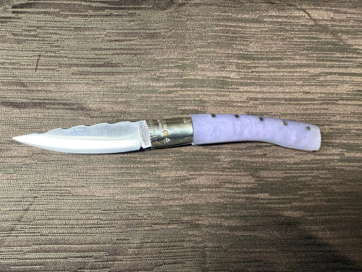 Coltello  pattadese con anima decorata , lama 9,5 CM  impugnatura in resina lilla.