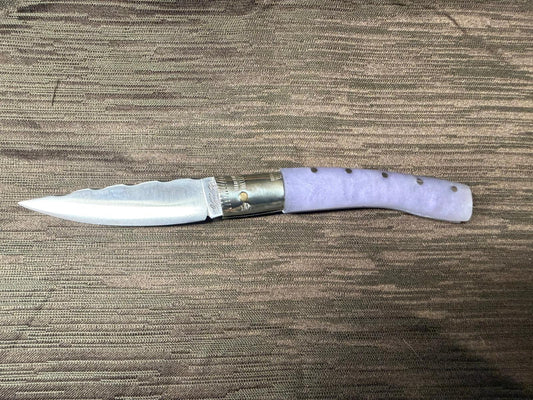 Coltello  pattadese con anima decorata , lama 9,5 CM  impugnatura in resina lilla.