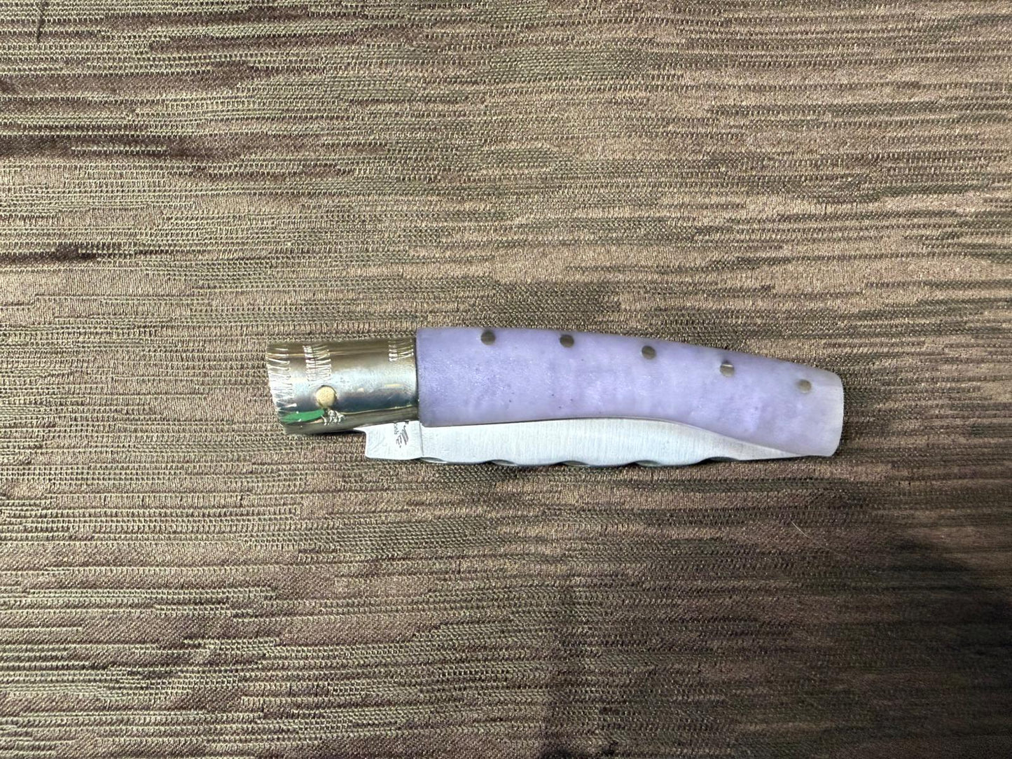Coltello  pattadese con anima decorata , lama 9,5 CM  impugnatura in resina lilla.