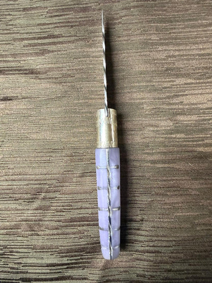 Coltello  pattadese con anima decorata , lama 9,5 CM  impugnatura in resina lilla.