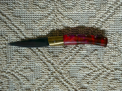 Coltello  pattadese con anima decorata , lama 8,5 CM  impugnatura in resina multicolore.