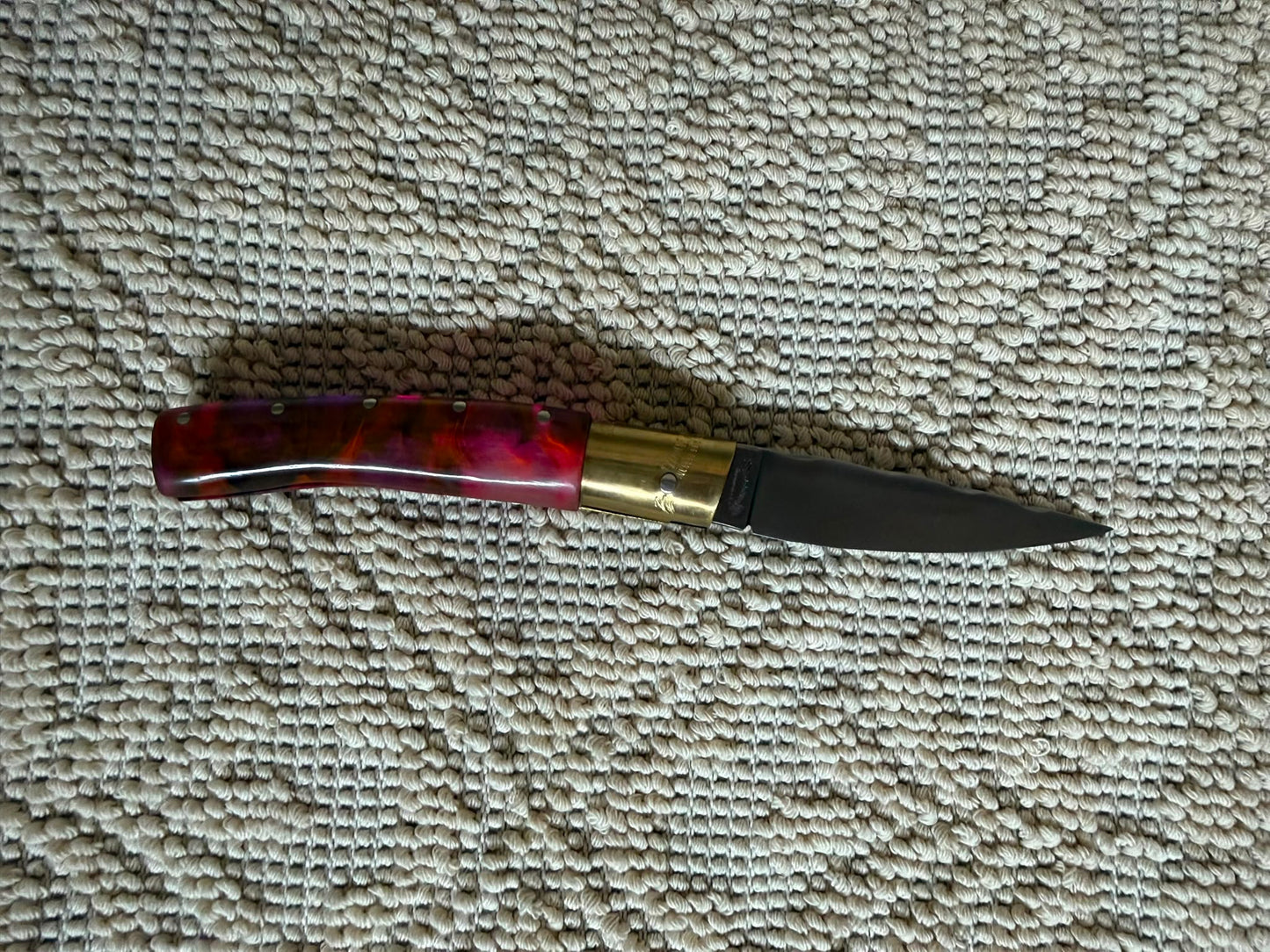 Coltello  pattadese con anima decorata , lama 8,5 CM  impugnatura in resina multicolore.