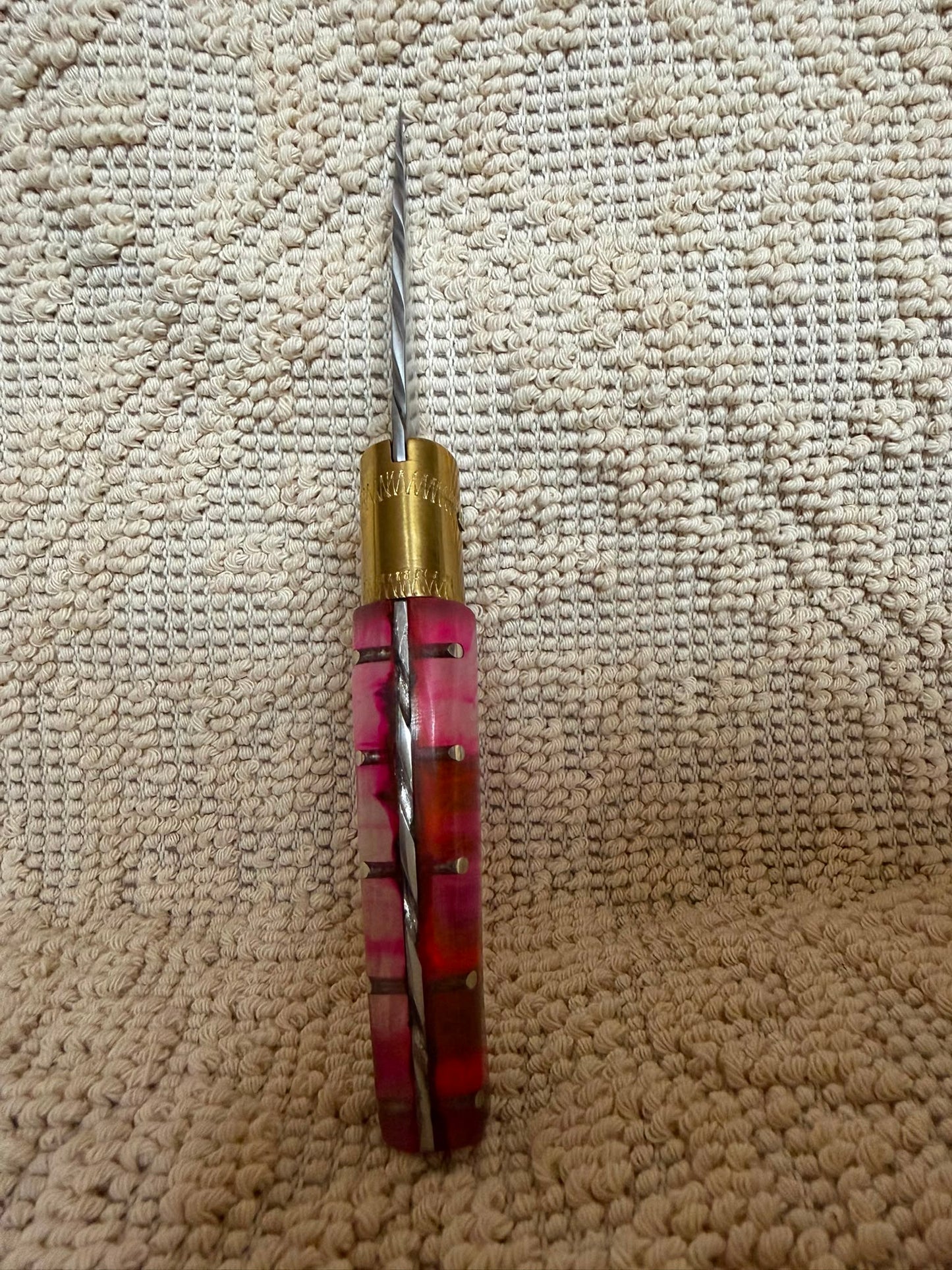 Coltello  pattadese con anima decorata , lama 8,5 CM  impugnatura in resina multicolore.