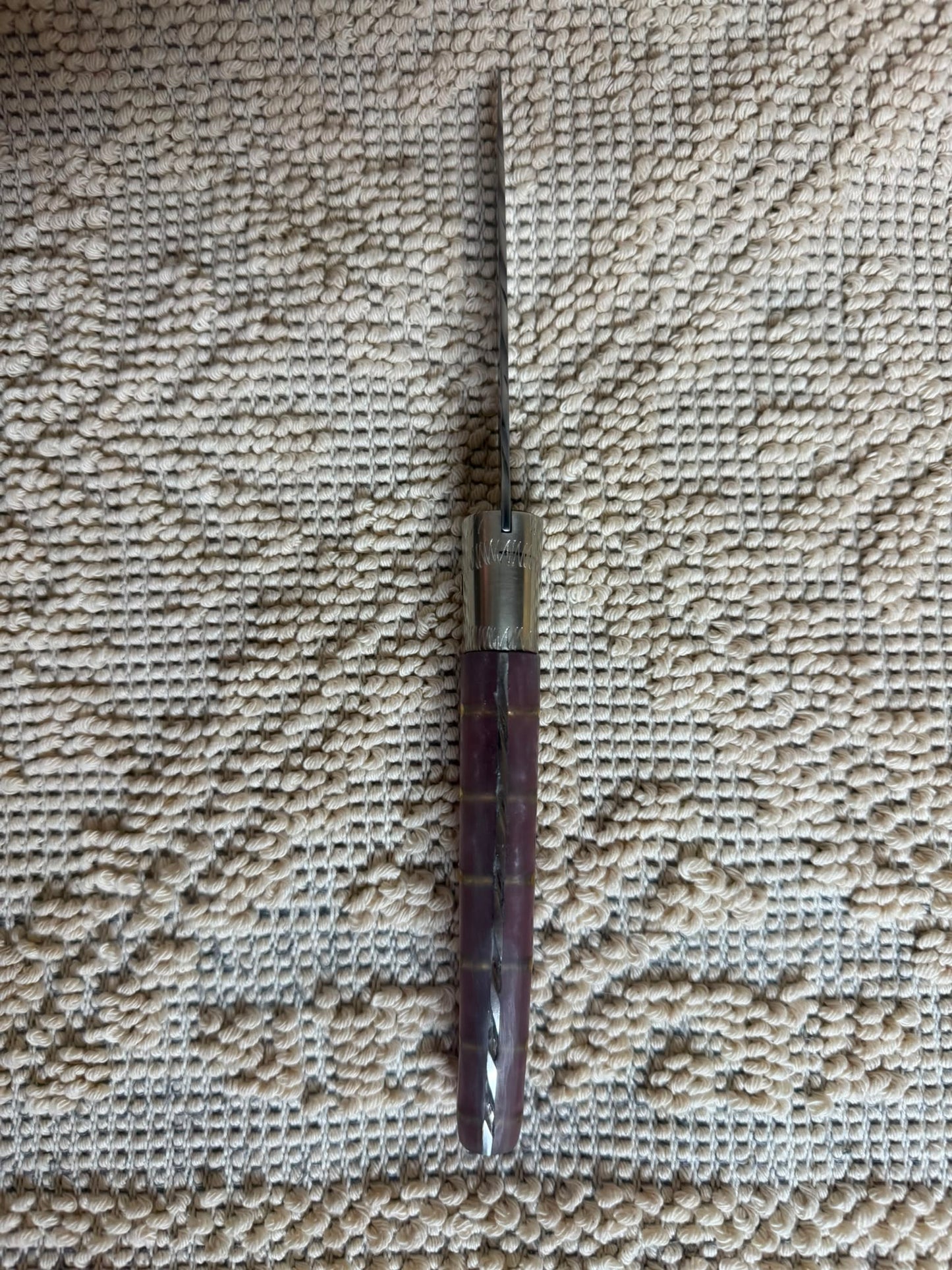 Coltello  pattadese con anima decorata , lama 10,5 CM  impugnatura in resina,lilla perlato con sfumature di rosa antico.