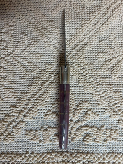 Coltello  pattadese con anima decorata , lama 10,5 CM  impugnatura in resina,lilla perlato con sfumature di rosa antico.