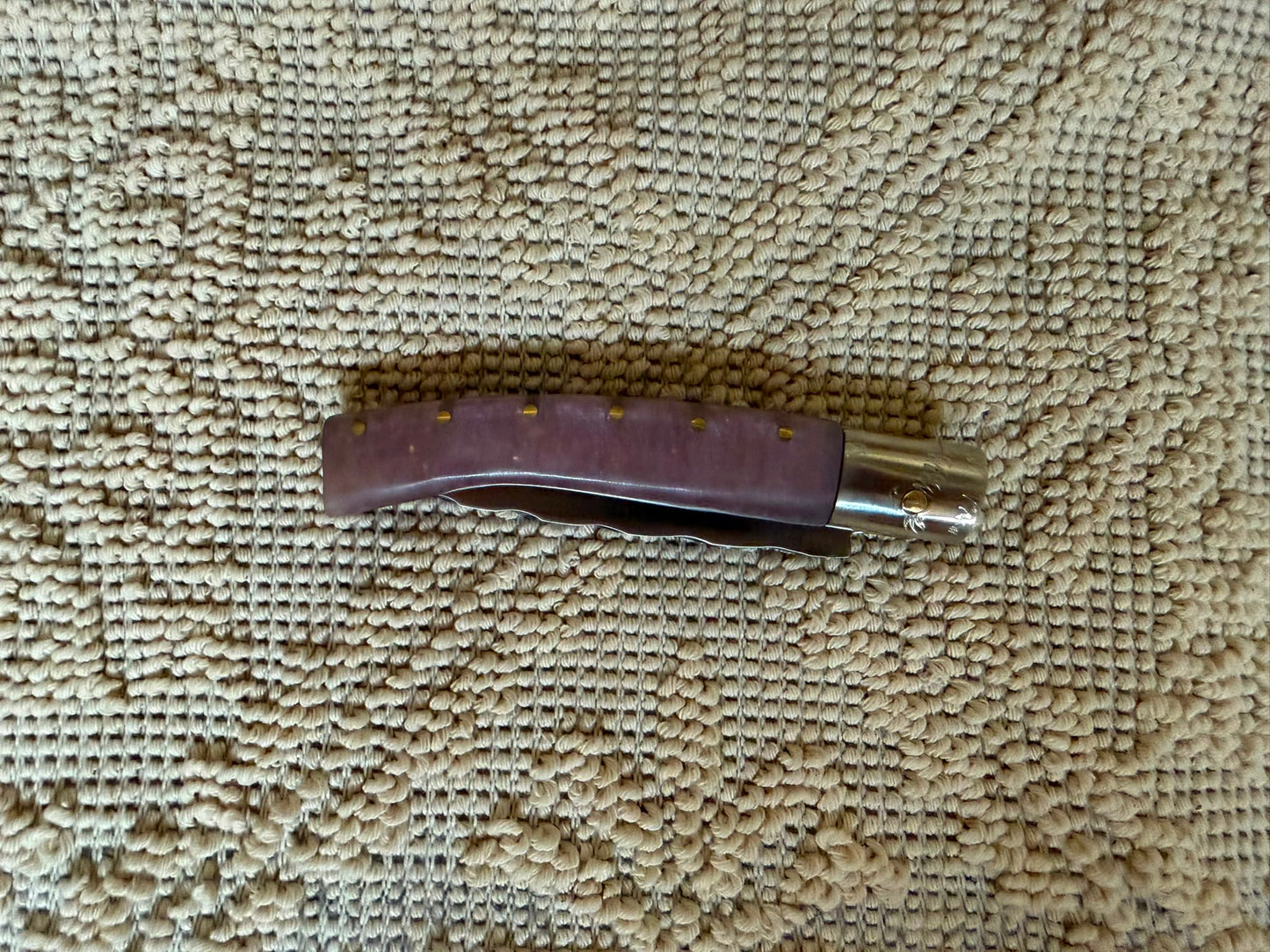 Coltello  pattadese con anima decorata , lama 10,5 CM  impugnatura in resina,lilla perlato con sfumature di rosa antico.