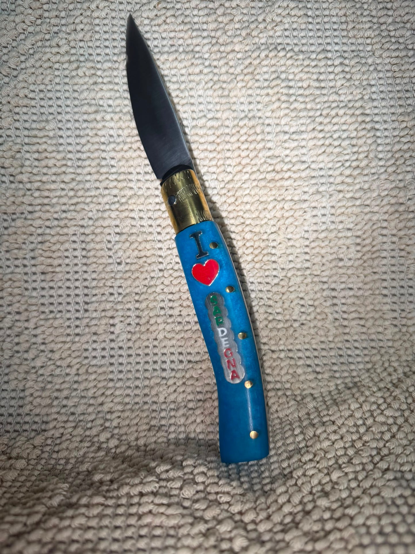 Coltello  pattadese con anima  , lama 10,5 CM  impugnatura in resina colore oceano,con scritta I love Sardegna.