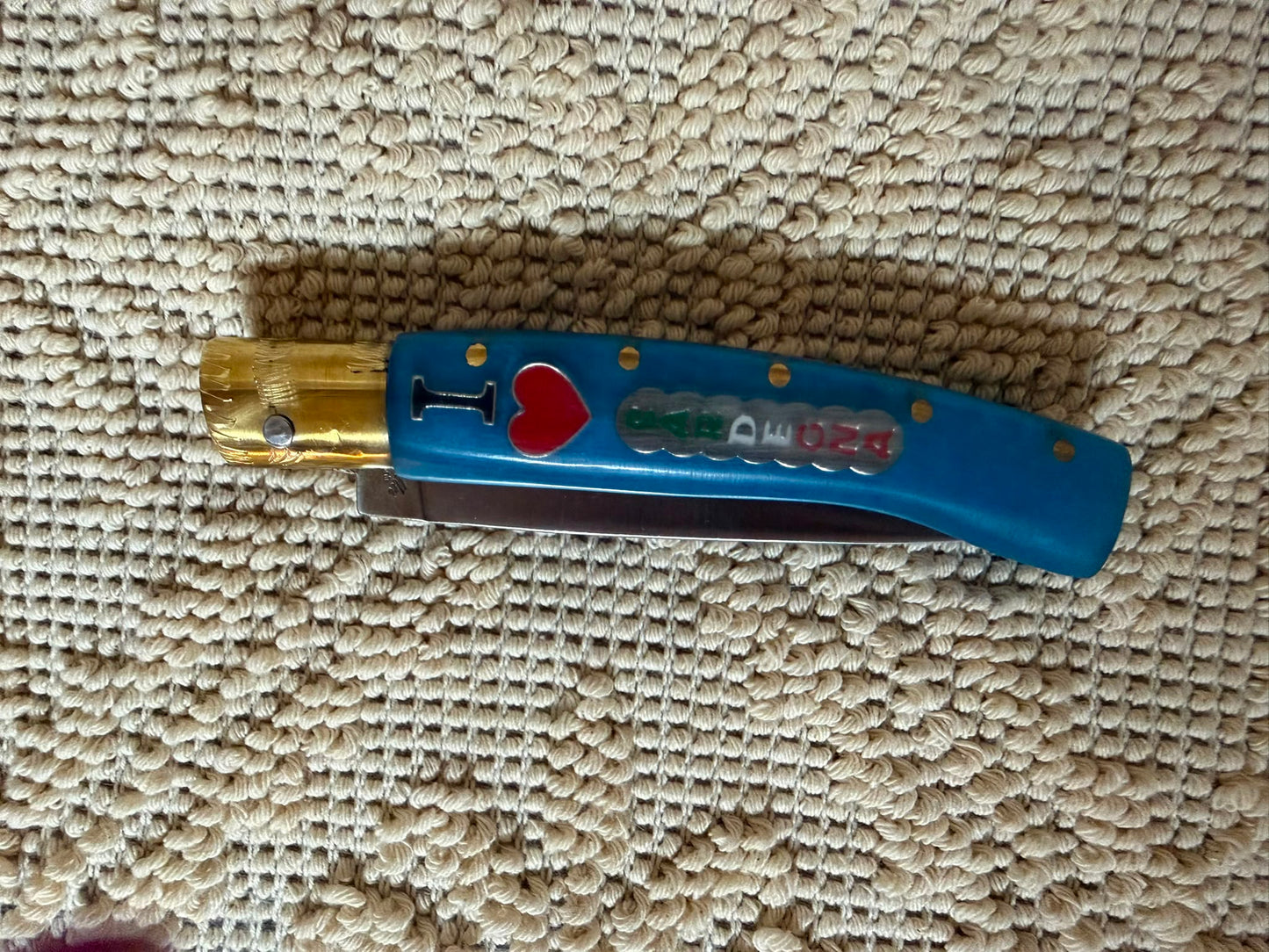 Coltello  pattadese con anima  , lama 10,5 CM  impugnatura in resina colore oceano,con scritta I love Sardegna.