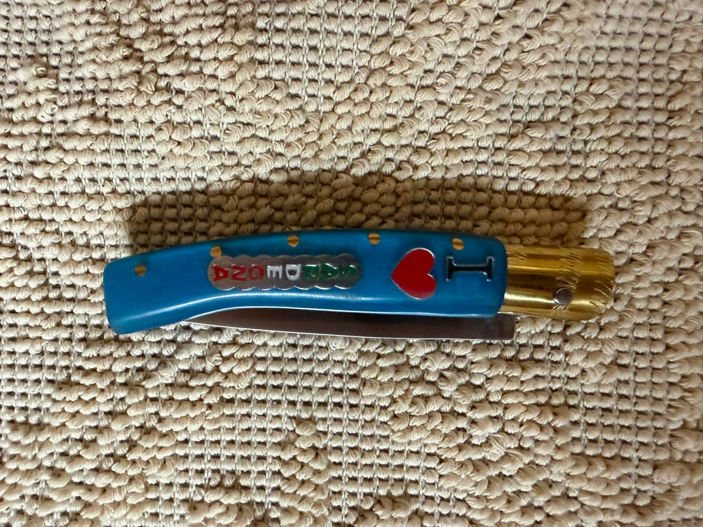 Coltello  pattadese con anima  , lama 10,5 CM  impugnatura in resina colore oceano,con scritta I love Sardegna.