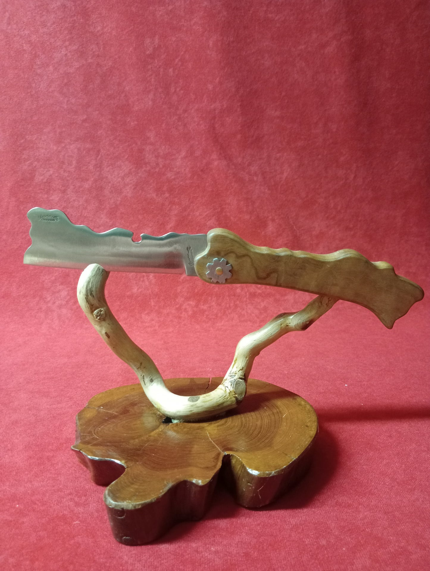 Coltello con forma della Sardegna lama 10,5 CM impugnatura in legno di olivastro