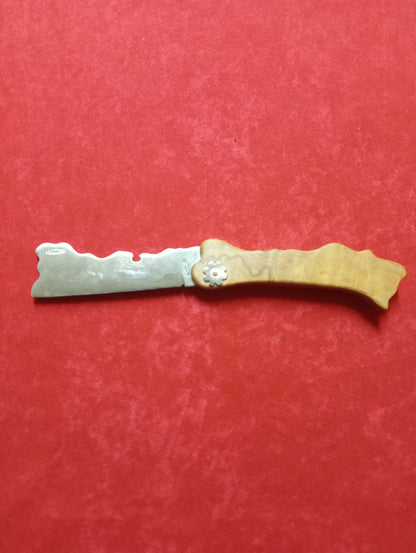 Coltello con forma della Sardegna lama 10,5 CM impugnatura in legno di olivastro