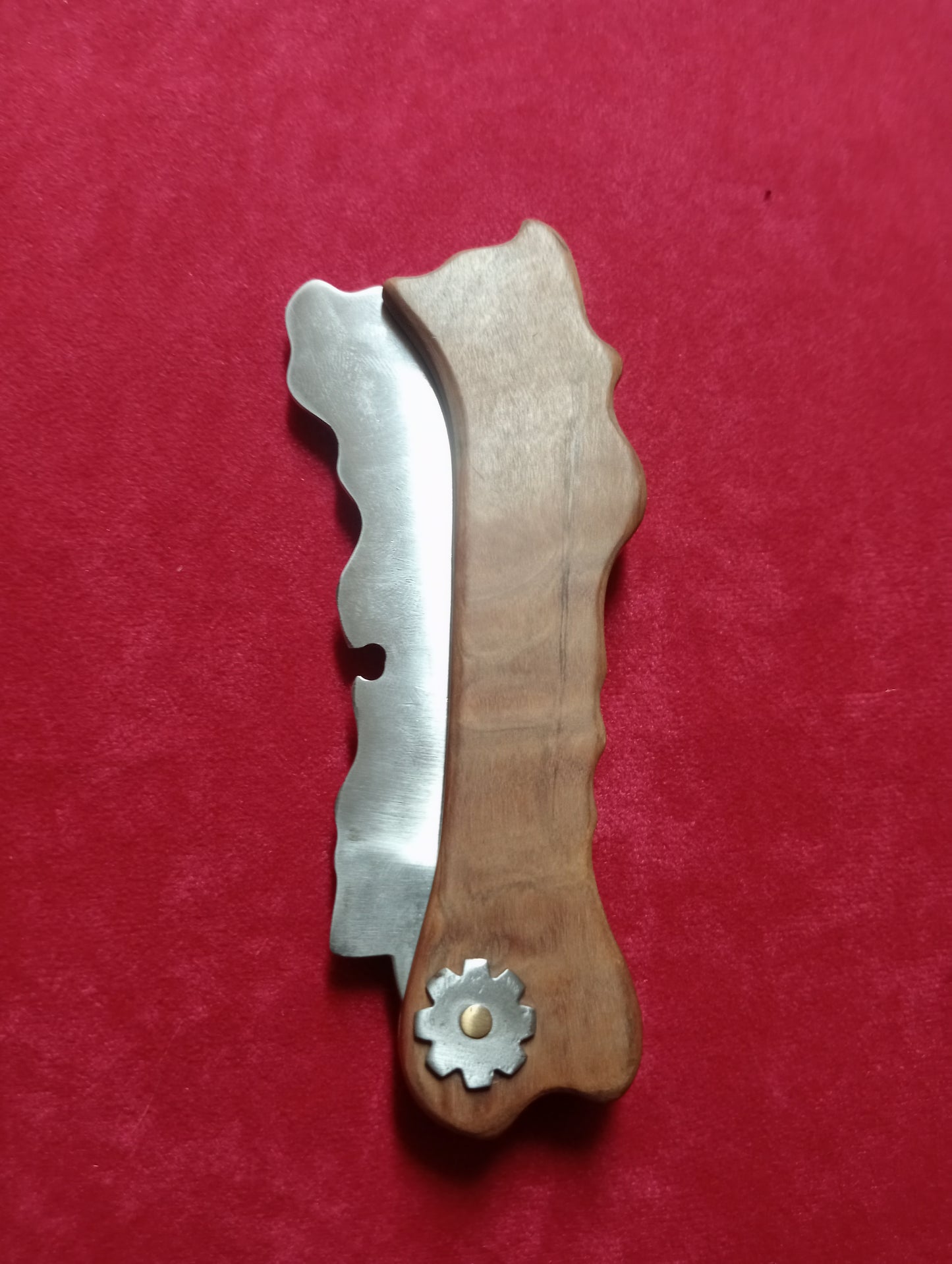 Coltello con forma della Sardegna lama 10,5 CM impugnatura in legno di olivastro